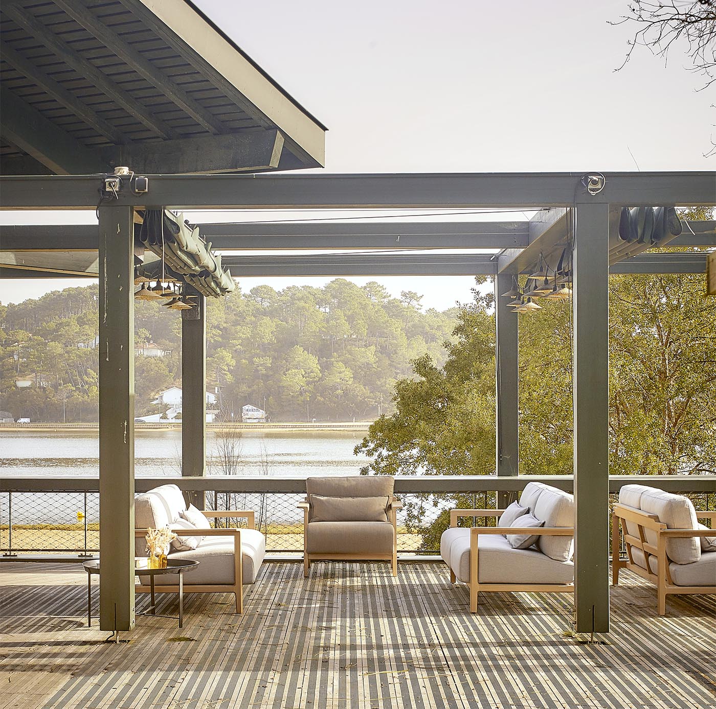 Terrasse avec des canapés et fauteuils Contis