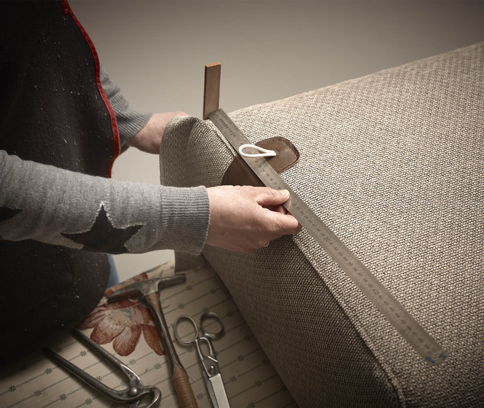 Tapisserie dans la fabrication d'un canapé l'atelier de Bosc